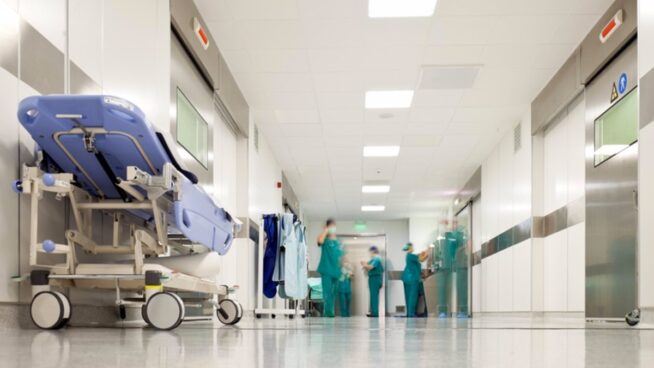 Un sanitario muere en Madrid tras recibir una patada en los testículos de un paciente
