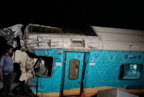 Al menos 120 muertos y 800 heridos al chocar un tren contra varios vagones en la India