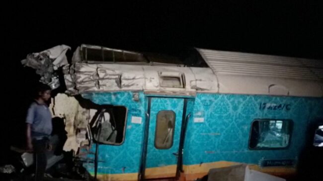 Al menos 120 muertos y 800 heridos al chocar un tren contra varios vagones en la India