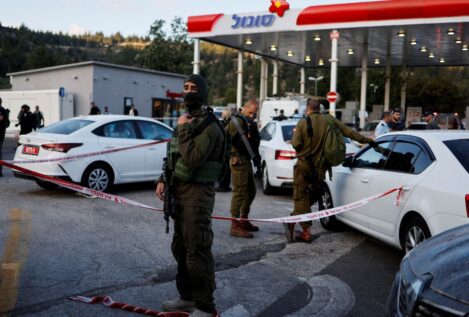 Varios terroristas matan a cuatro israelíes en un asentamiento en Cisjordania