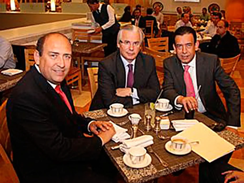 Baltasar Garzón, en el centro, junto a los hermanos Rubén y Humberto Moreira.  Fuente: El Universal.