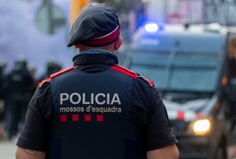 Un hombre atropella a una mossa con un coche robado y se da a la fuga en Manresa (Barcelona)