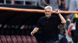 La UEFA estudia multar a Mourinho por increpar al árbitro y al Sevilla por la invasión de campo
