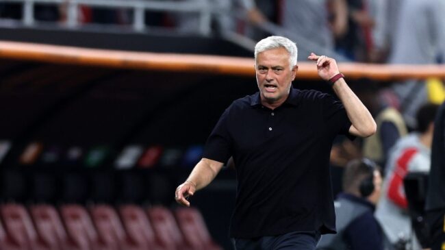 La UEFA estudia multar a Mourinho por increpar al árbitro y al Sevilla por la invasión de campo