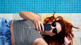 Tu móvil puede morir este verano: así debes protegerlo del sol y la playa