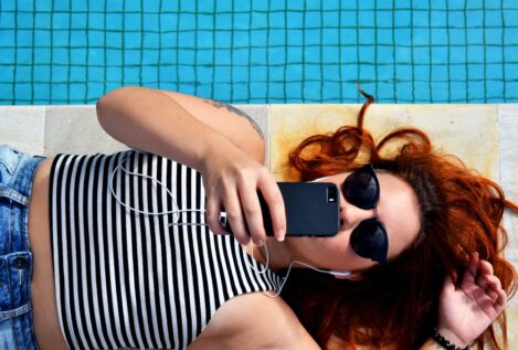 Tu móvil puede morir este verano: así debes protegerlo del sol y la playa