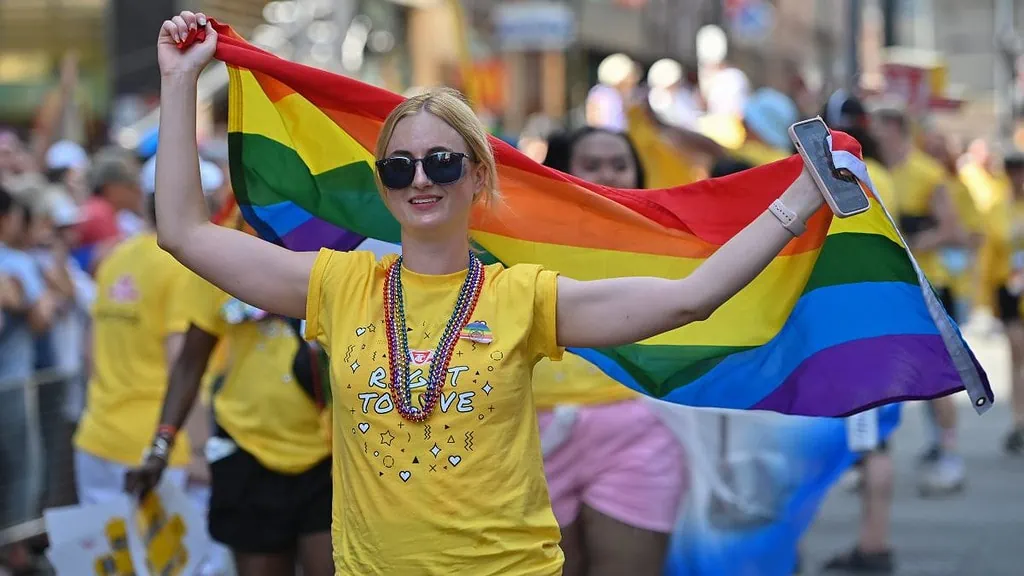 Una mujer con la bandera LGBTIQ+