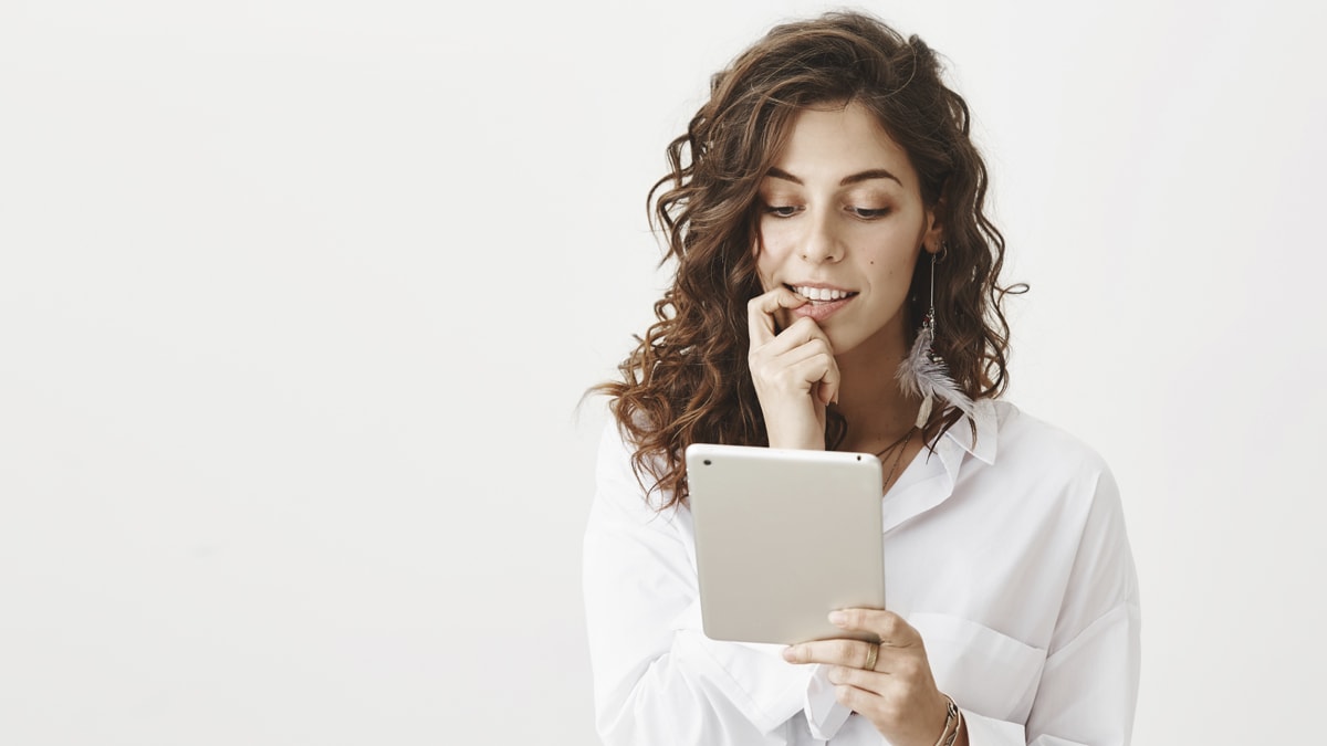 Mujer comprando a través de su tablet. (Fuente: Freepik/cookiestudio)