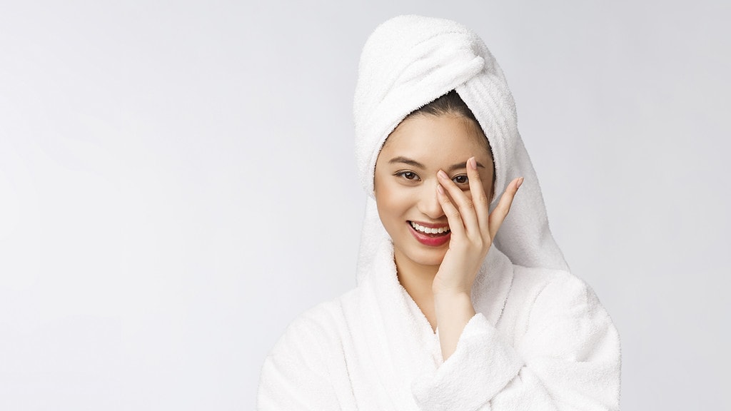 Hay que tener cuidado con el uso de la toalla en el pelo. (Fuente: Freepik/Benzoix)