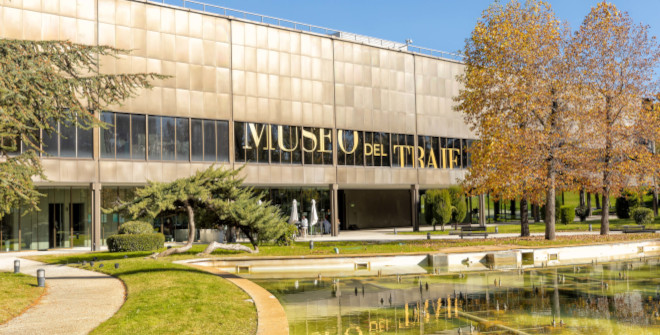 Así es la fusión de estilos en la nueva exposición «Híbrido» del Museo del Traje en Madrid