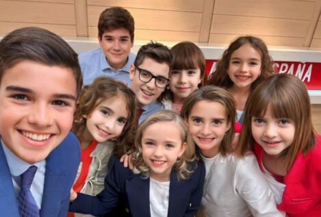 Calviño comparte un 'selfie' donde aparece junto a Sánchez y otros ministros como niños