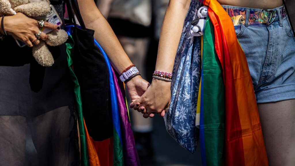 Una pareja en la marcha por el Orgullo LGBTIQ+