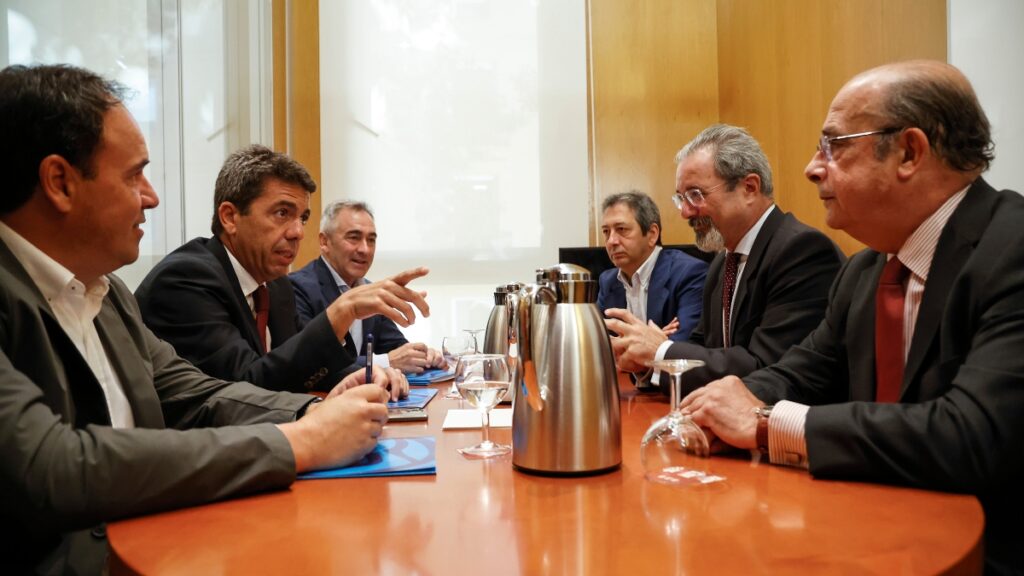 Los equipos de PP y Vox durante la primera reunión para el Gobierno de la Generalitat Valenciana. 