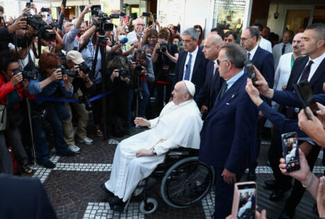 El Papa sale del hospital arropado por sus fieles tras su operación de abdomen