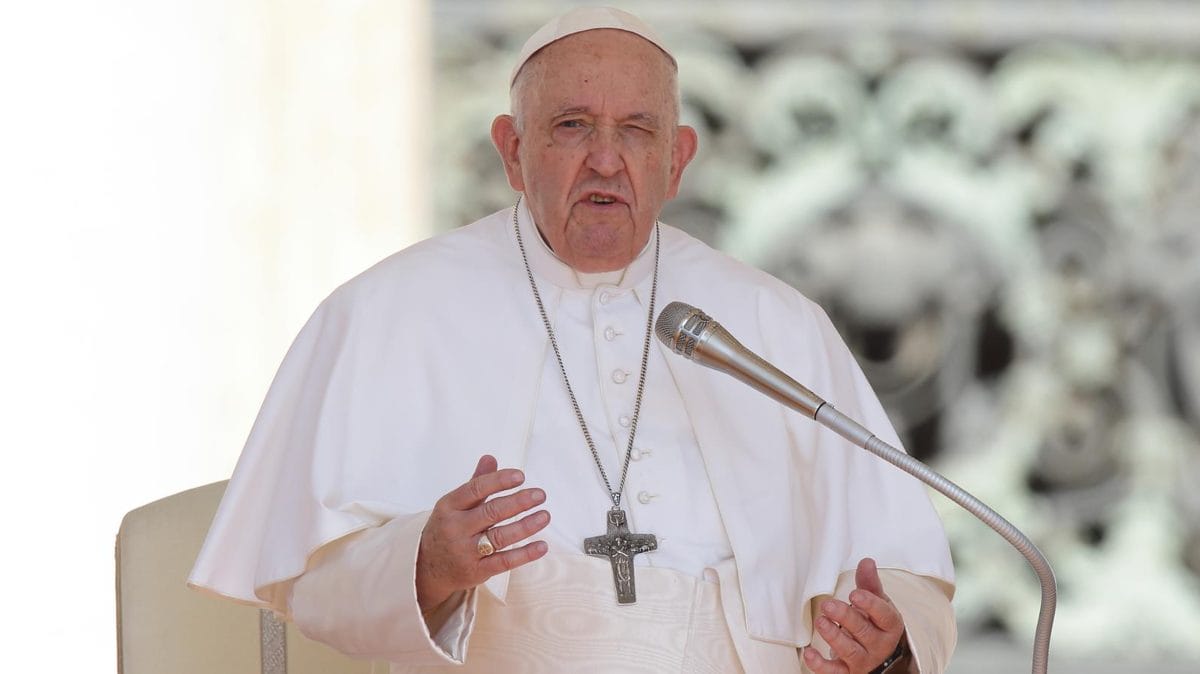El Papa sale de quirófano tras la operación por una hernia en el estómago