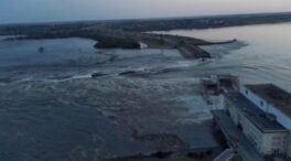 La destrucción de la presa Kajovka provoca el vertido de 150 toneladas de aceite al río Dniéper