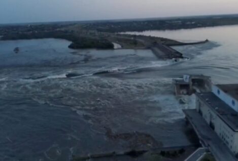 La destrucción de la presa Kajovka provoca el vertido de 150 toneladas de aceite al río Dniéper