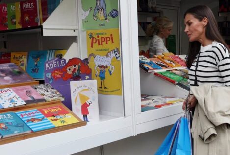 Las cinco obras que la reina Letizia ha comprado en la Feria del Libro de Madrid