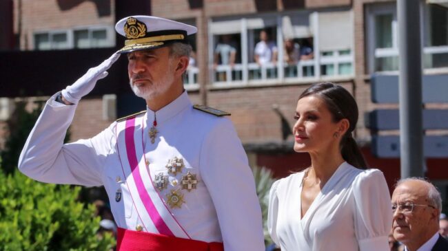 Granada se vuelca con el desfile del Día de las Fuerzas Armadas, presidido por los Reyes