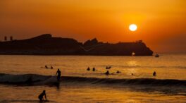 Muere por una indisposición mientras practicaba surf en Salinas (Asturias)
