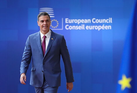 Sánchez excluye a los autónomos con camión o furgoneta de la rebaja fiscal a los eléctricos