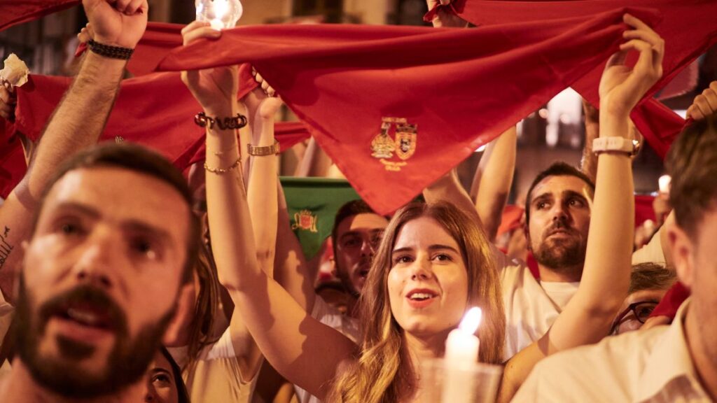 Pamplona despide los sanfermines 2022 cantando el ‘Pobre de mí’. 