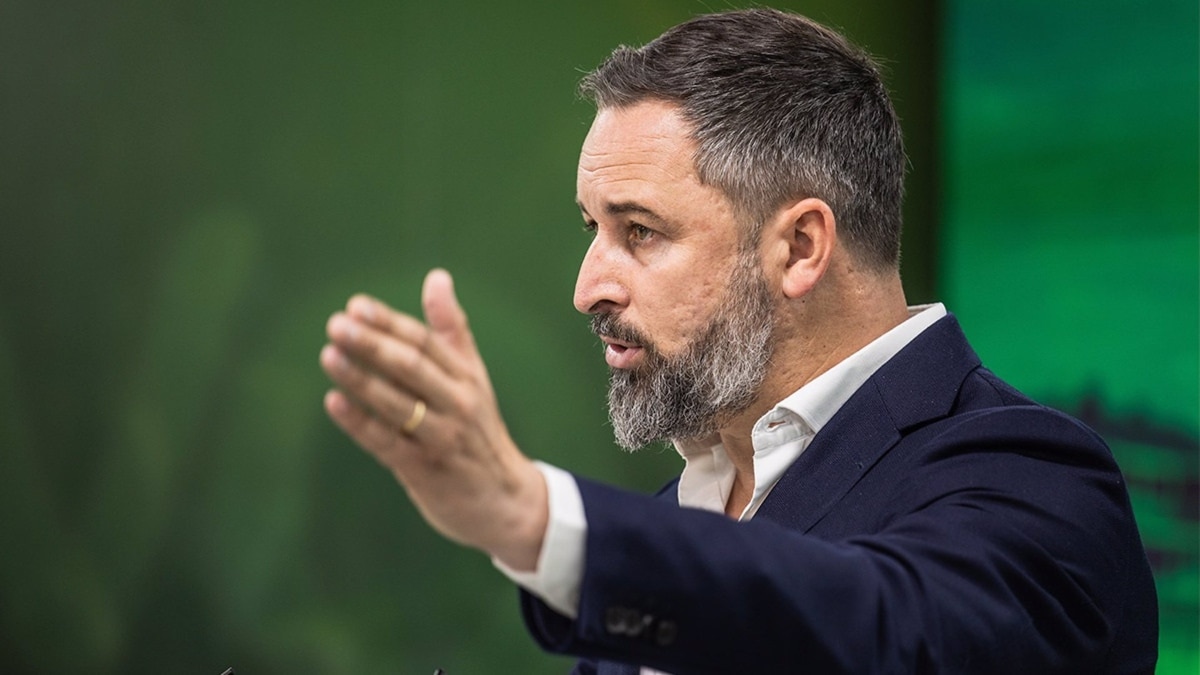 Abascal acusa a Feijóo de «sacrificar» Extremadura y Murcia por sus «intereses»