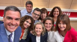 El 'selfie' de Sánchez con los coordinadores del programa electoral del PSOE