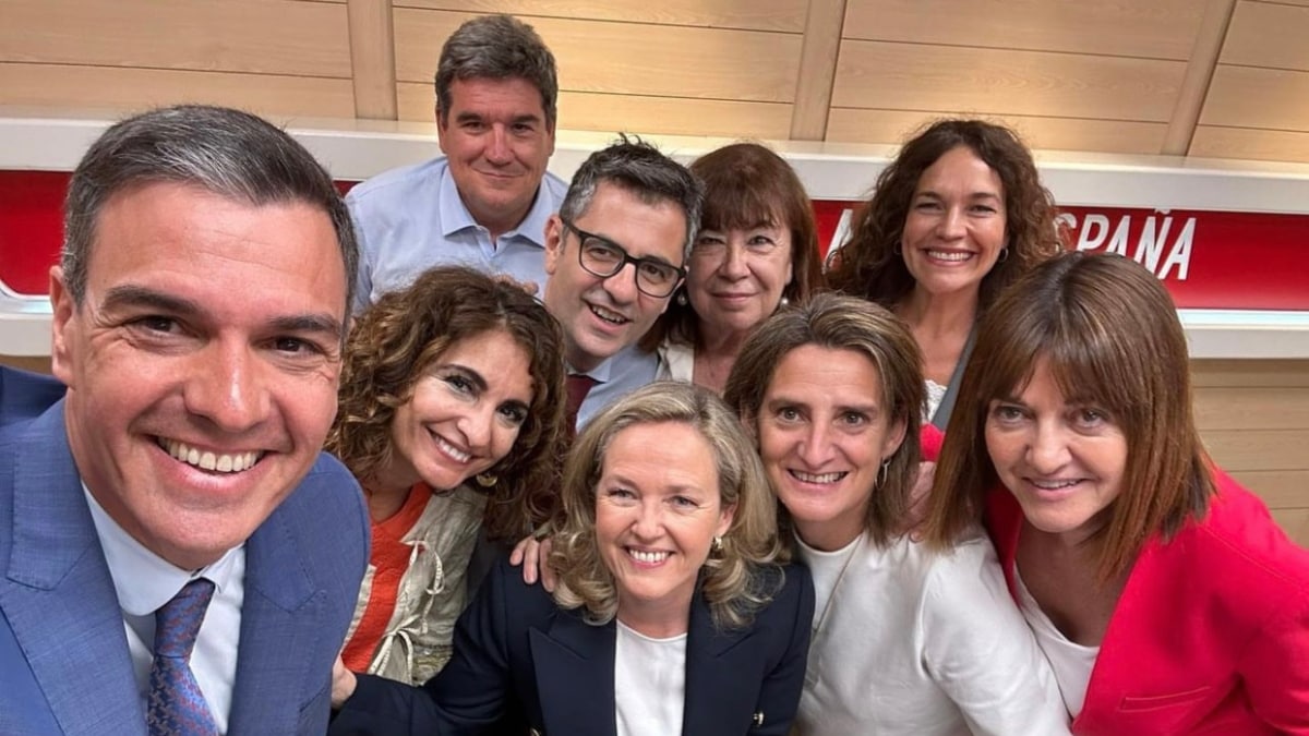 El ‘selfie’ de Sánchez con los coordinadores del programa electoral del PSOE