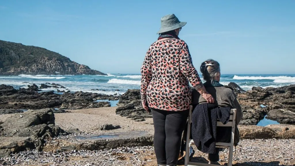 Dos mujeres mayores mirando el mar