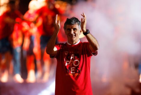 El Sevilla ofrece a Mendilibar seguir en el equipo en plena celebración de la Europa League