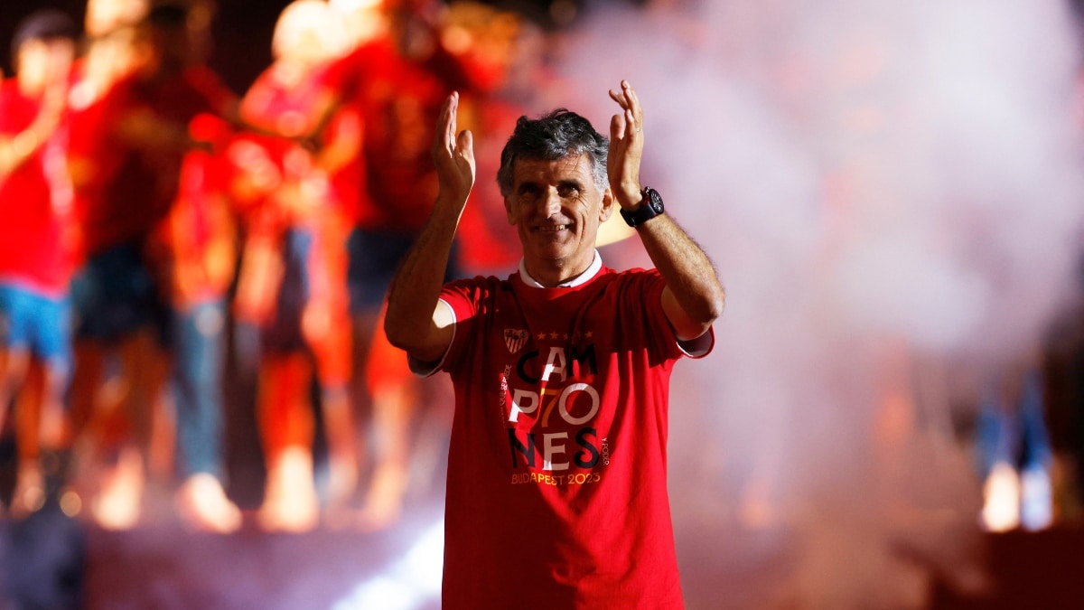 El Sevilla ofrece a Mendilibar seguir en el equipo en plena celebración de la Europa League
