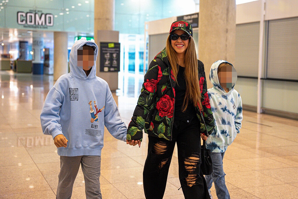 Shakira y sus hijos en el aeropuerto