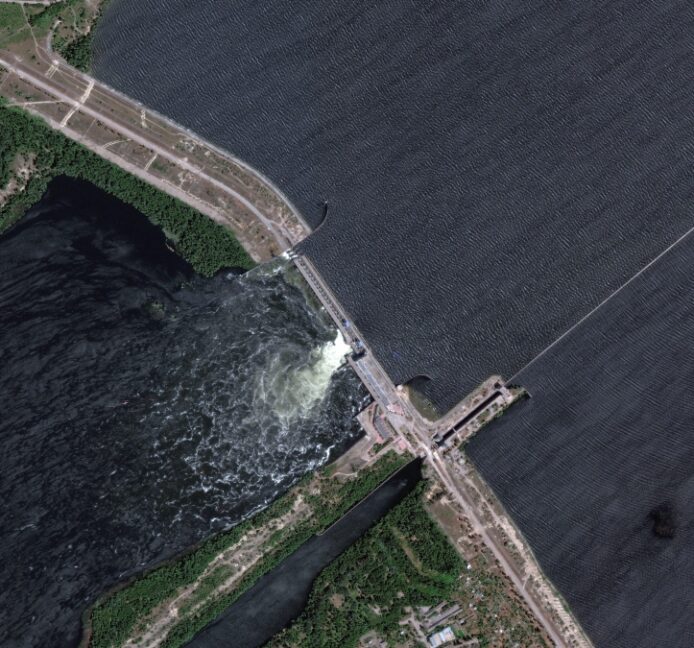 Ucrania y Rusia cruzan acusaciones sobre la destrucción de la presa de Kajovka, en Jersón