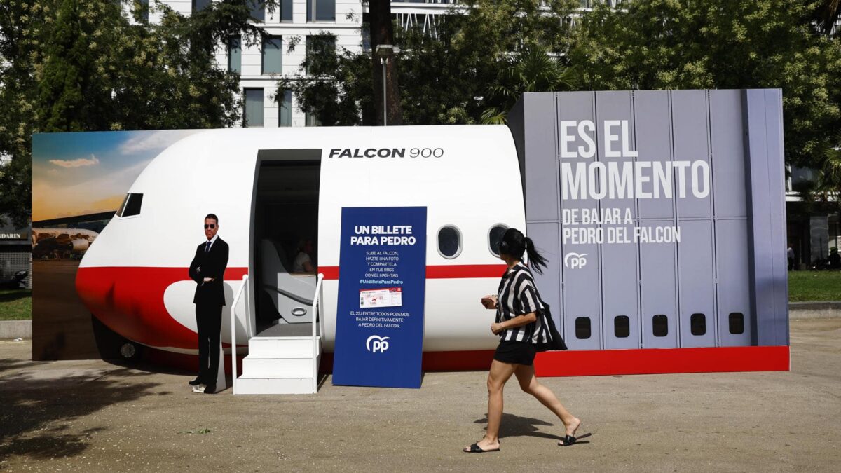 El PP coloca una maqueta del Falcon en Madrid: «Es el momento de bajar a Pedro»