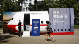 El PP coloca una maqueta del Falcon en Madrid: «Es el momento de bajar a Pedro»