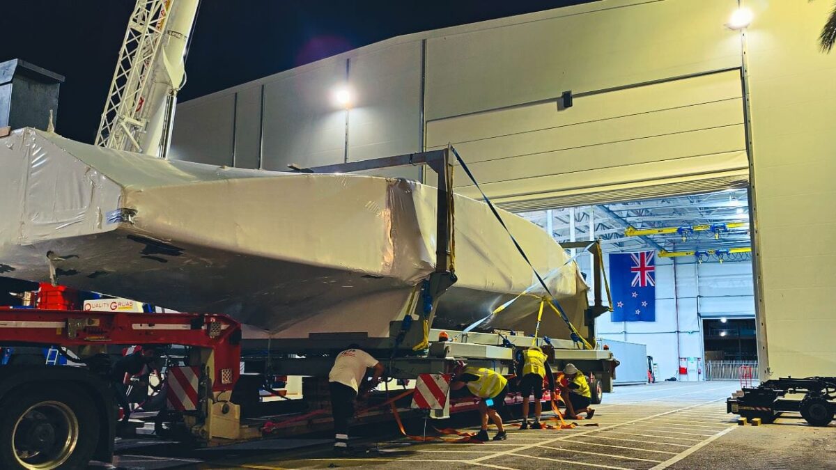 Barcelona da la bienvenida al barco ganador de la America’s Cup