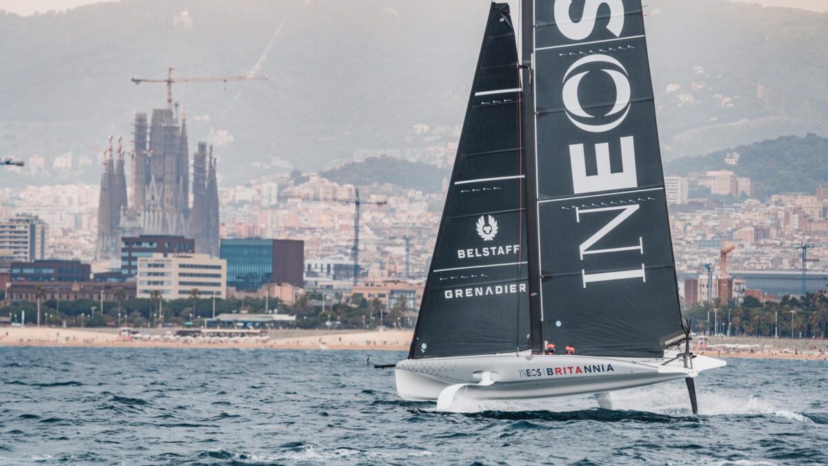 El equipo INEOS Britannia ya navega en las aguas de Barcelona