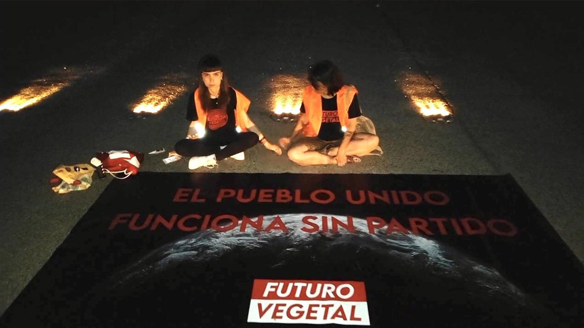 Dos activistas climáticos se cuelan en una pista del aeropuerto de Barajas para impedir el tráfico