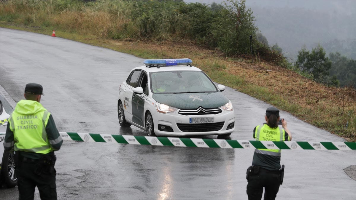 Un muerto y dos heridos graves al arrollar un tren a un coche en un paso a nivel en Lugo