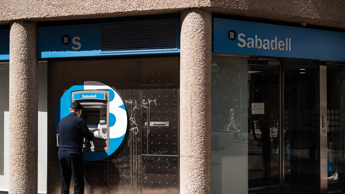 Condenan al Sabadell a devolver 149.000 euros a un inversor que lo perdió todo en Abengoa