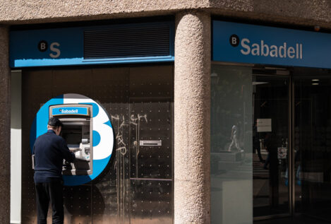 Condenan al Sabadell a devolver 149.000 euros a un inversor que lo perdió todo en Abengoa