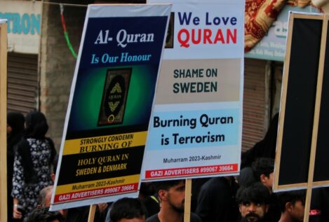 Dos hombres queman el Corán en una manifestación frente al Parlamento sueco