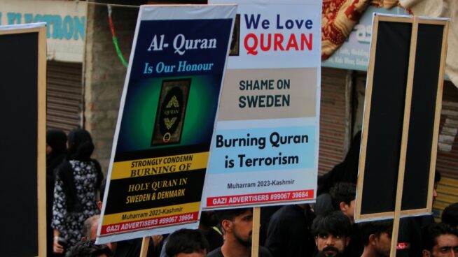 Dos hombres queman el Corán en una manifestación frente al Parlamento sueco