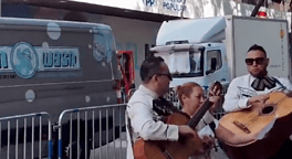 Mariachis cantan un narcocorrido sobre Feijóo y Marcial Dorado frente a la sede del PP