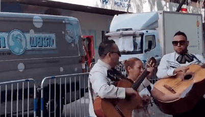 Mariachis cantan un narcocorrido sobre Feijóo y Marcial Dorado frente a la sede del PP