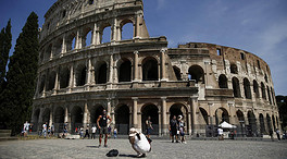 El turista que escribió en el Coliseo pide perdón: «No sabía que era un monumento antiguo»