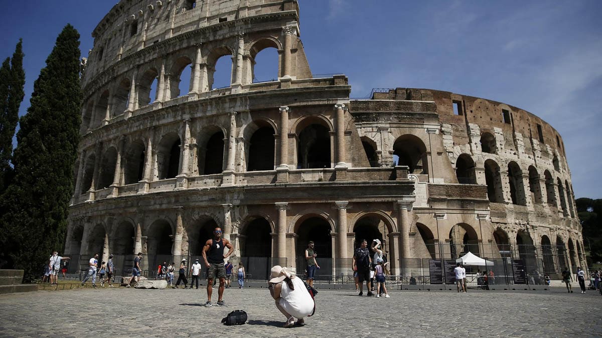 El turista que escribió en el Coliseo pide perdón: «No sabía que era un monumento antiguo»