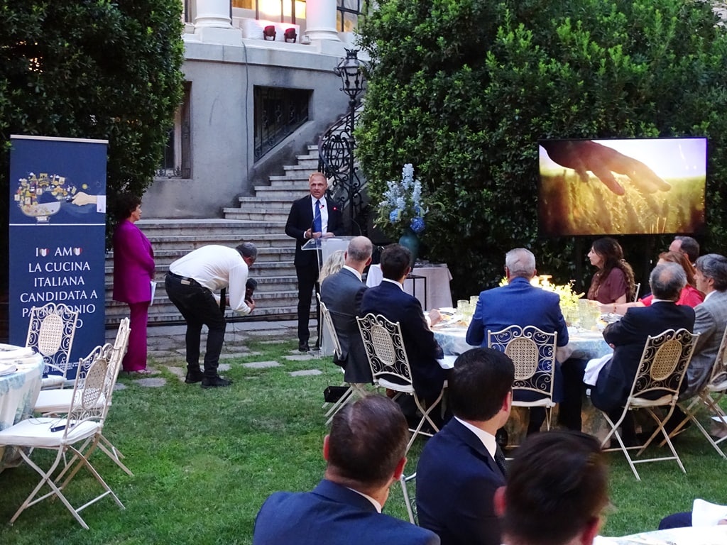 Imagen del discurso del ministro Lollobrigida en la Embajada italiana de Madrid