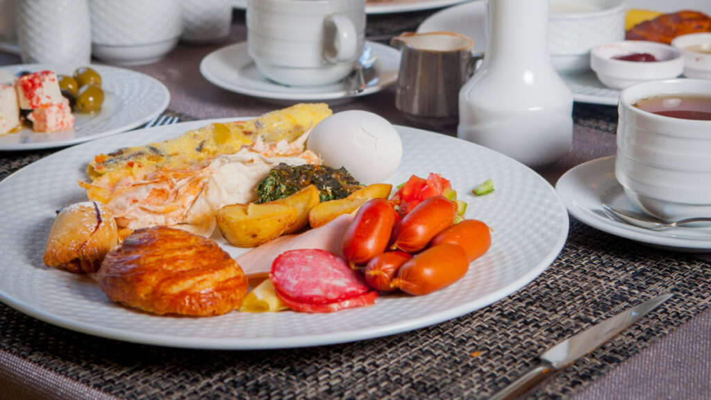 Distintas proteínas en un desayuno de hotel